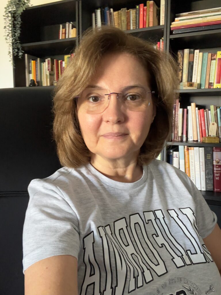 Image of Gabriela, the owner of Uncooked Truths.